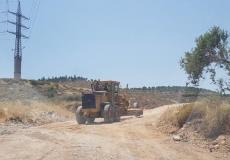 قوات الاحتلال تشرع بتوسعة طريق استيطاني غرب بيت لحم