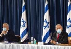 نتنياهو وغانتس خلال اجتماع الحكومة الإسرائيلية، أمس 