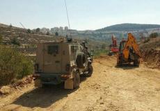 الاحتلال يوقف شق طرق زراعية