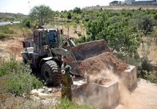 الاحتلال يغلق طرقا زراعية جنوب الخليل