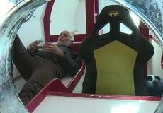 الراجل داخل البرميل