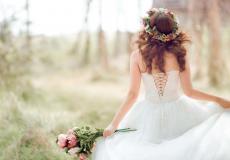 شاهد عروس تتجول بثوب الزفاف بأحد المتاجر