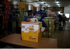 رجل فلسطيني يعمل في مصنع للمنتجات الغذائية الذي يملكه وائل الوادية في شرق غزة- رويترز