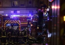 هجمات باريس التي تمت بالتفجيرات والبنادق قتل فيها 130 شخصا