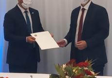 أشكنازي خلال توقيع اتفاقيات مع الوفد الاماراتي في تل ابيب