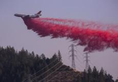 طائرة تساهم في إطفاء الحرائق بمنطقة سانتا روزا
