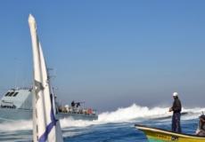 بحرية الاحتلال تلاحق قارب صيد