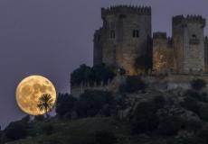 مشهد القمر العملاق كما بدا في قرطبة - إسبانيا