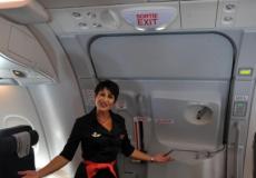 السائح المرح فتح مخرج الطوارئ في الطائرة بعد أن توقفت في المطار