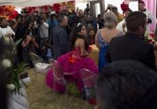 الفتاة المكسيكية روبي آيبارا تنظر إلى أمها بينما يحاول المصورون التقاط الصور خلال القداس