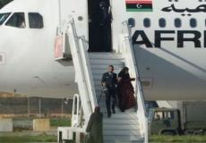 أحد أفراد طاقم الطائرة المختطفة وهو يساعد إحدى الراكبات لدى نزولها في مطار مالطا الدولي