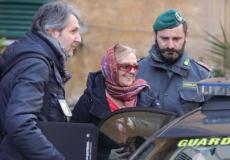 الشرطة لحظة اعتقال المتهمين بتهريب الأسلحة.