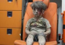 الطفل السوري عمران داقنيش ظهر في سيارة الإسعاف بوجهه المخضب بالدماء والغبار 