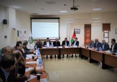 خبراء ومسؤولون واقتصاديون يبحثون معضلة شركة كهرباء القدس