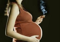 امرأة تدخن السجائر