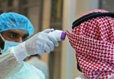 طبيب قطري يفحص درجة حرارة مواطن تخوفا من فيروس كورونا