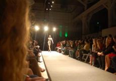 شاهد: سقوط مزدوج لعارضة أزياء على الهواء