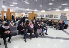 انتظار المسافرين في معبر رفح