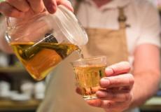 صورة أرشيفية لسكب الشاي