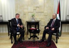 رئيس الوزراء الفلسطيني رامي الحمدلله مع القنصل البريطاني العام في القدس