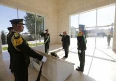 الطيب عبد الرحيم يضع اكليلا من الزهور