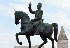 تمثال الحبيب بورقيبة