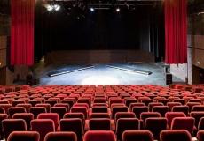 شاهد: فنان يتعرض لموقف صادم على المسرح 