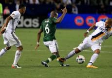 دي يونغ (بالقميص الأبيض) خلال محاولة لاستخلاص الكرة