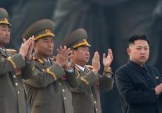 زعيم كوريا الشمالي كيم يونغ أون في عرض عسكري (أرشيف)