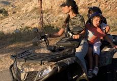 في ظل كورونا نادين نجيم تستمتع بجمال الطبيعة مع عائلتها