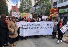 تظاهرة نسوية لمناصرة حق النساء وسط رام الله