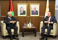  محافظ سلطة النقد عزام الشوا خلال لقائه مع وزير العمل مأمون أبو شهلا