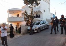 شرطة الاحتلال الاسرائيلي اقتحمت منازل الشهداء
