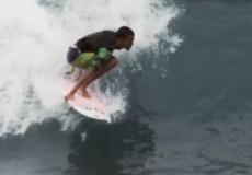 برازيلي فاقد للبصر يركب الأمواج بمهارة عالية