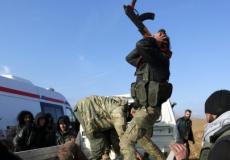 مقاتل في الجيش السوري الحر مفجوعا أمام جثة شقيقه.