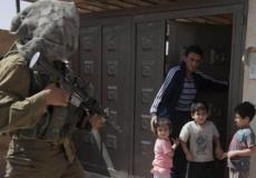 الاحتلال يخلي محالا تجارية في القدس