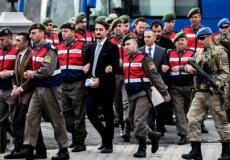 أحد الضباط المتورطين في الانقلاب أثناء اقتياده للمحكمة