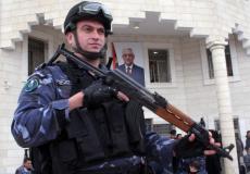أحد عناصر الأمن الفلسطيني