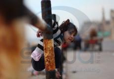 طفلة تلهو بمخيم الشاطئ