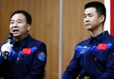 يقود رحلة شينزو 11 الرائد جينغ هايبينغ (الى اليسار) البالغ من العمر 50 عاما