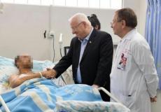 الرئيس الاسرائيلي رؤبين ريبلين في زيارة لأحد مصابي الطائرة