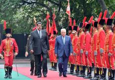 الرئيس محمود عباس أثناء مراسم استقباله الرسمية في القصر الرئاسي بالعاصمة الفنزويلية كراكاس