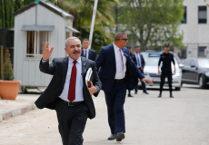 اشتية يصل مقر مجلس الوزراء مشياً على الأقدام