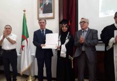 تكريم طالبة فلسطينية لحصولها على المرتبة الأولى في كلية الحقوق 