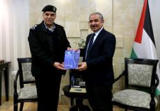 اشتية يتسلم التقرير السنوي للشرطة