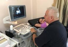 طبيب من لجان الرعاية الصحية يواصل تشخيص مرضى القلب بغزة