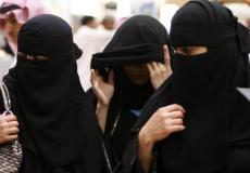 نساء من السعودية يرتدين العباءة