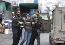 صورة لقوات الاحتلال تعتدي على طفل فلسطيني