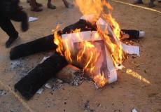 إحراق صورا للرئيس الأميركي دونالد ترامب، اليوم الجمعة، خلال مسيرات العودة على الحدود الشرقية لقطاع غزة اليوم