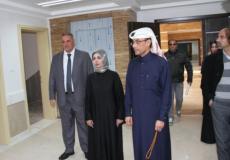 أعضاء من الوفد الطبي أمام المدخل الرئيسي لمستشفى الشيخ حمد 